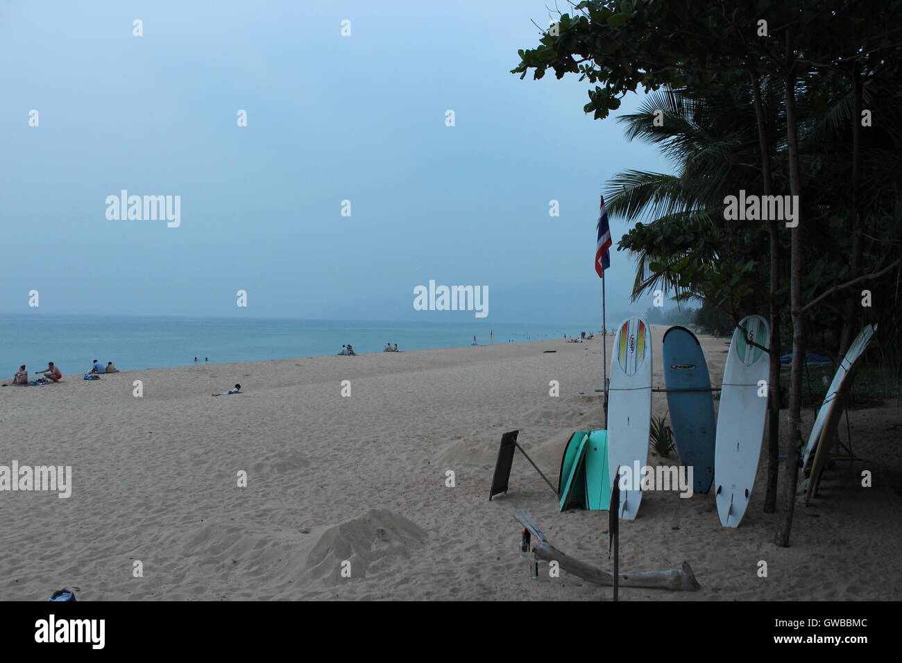 Surfbretter am Strand von Phuket Resort in Thailand Stockfoto