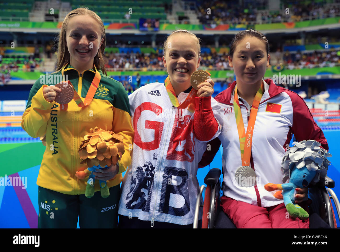 Großbritanniens Eleanor Simmonds mit ihrer Goldmedaille gewann in der Frauen 200 m Lagenschwimmen - SM6 Finale im Olympiastadion Aquatics während des fünften Tages der Rio Paralympischen Spiele 2016 in Rio De Janeiro, Brasilien. Stockfoto