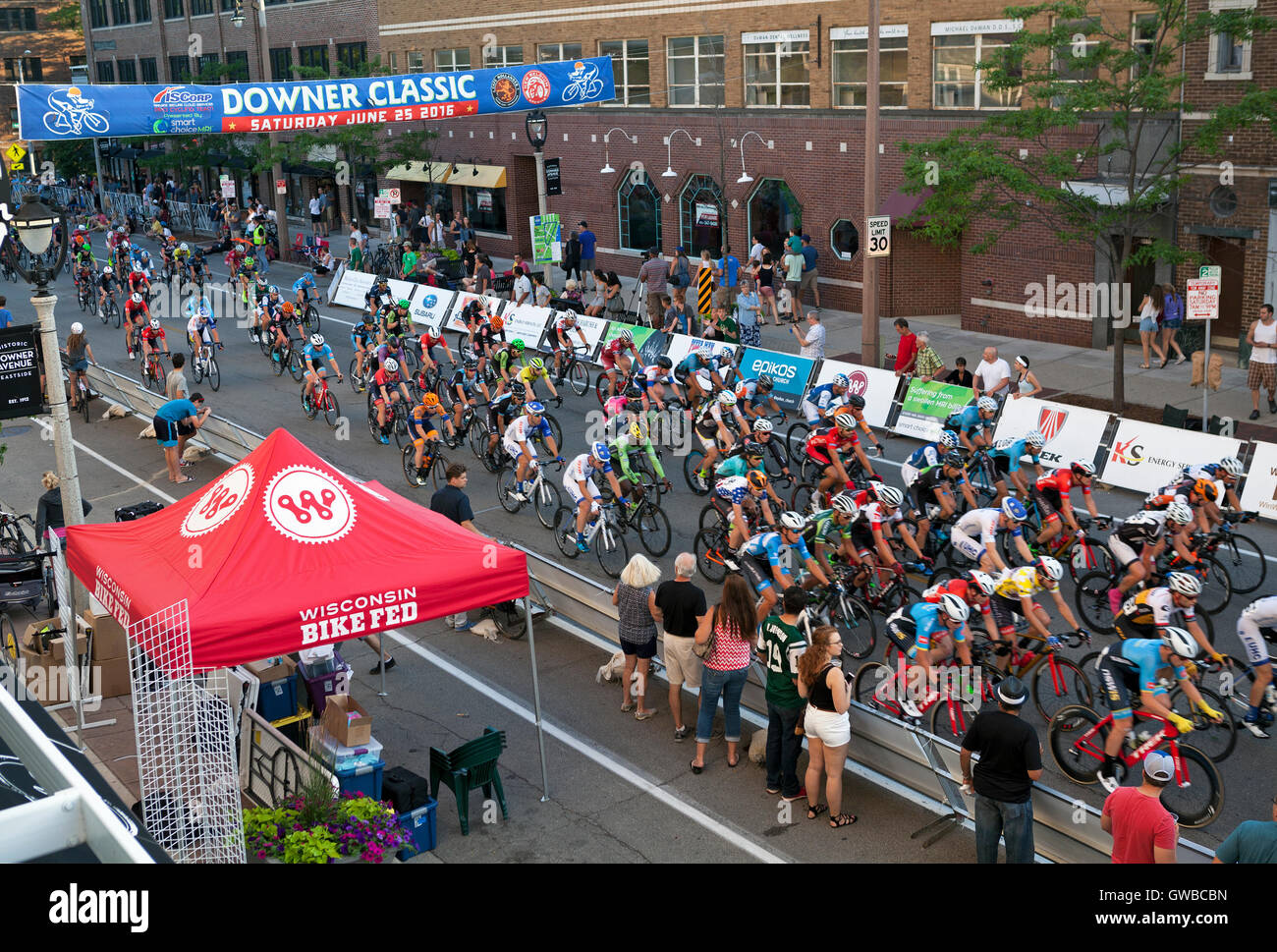 Der Wermutstropfen Avenue-Bike-Rennen in Milwaukee, Wisconsin ist eine jährliche Veranstaltung im Rahmen der Tour of America Dairyland. Stockfoto
