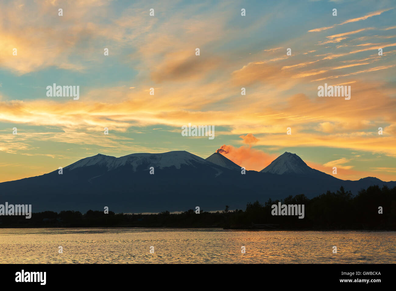 Schönen Sonnenaufgang über Vulkane Kluchevskaya Gruppe mit Reflexion des Flusses Kamtschatka. Stockfoto