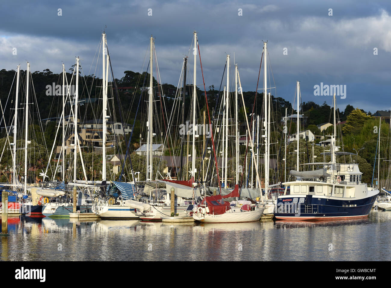 Schiffe in der Marina festgemacht Stockfoto