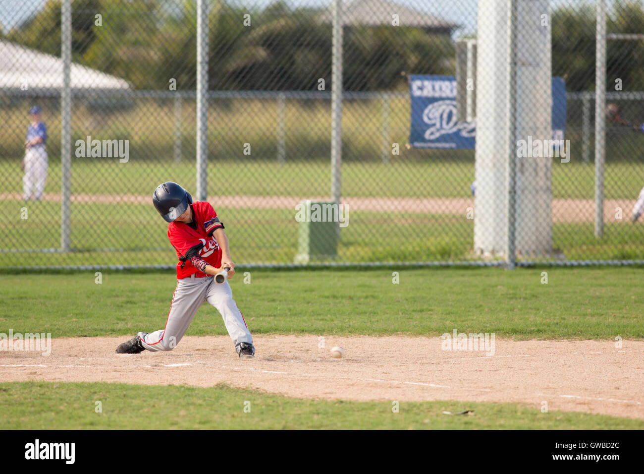 Ein Teenager-Jungen Fledermäuse während ein Baseball-Spiel in Cairns, Australien Stockfoto
