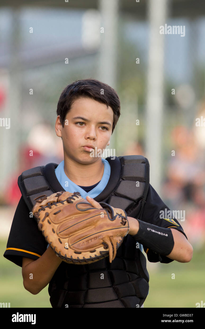 Ein Teenager Baseball-Spieler tragen Catcher Getriebe bei einem Baseball-Spiel in Cairns, Australien Stockfoto