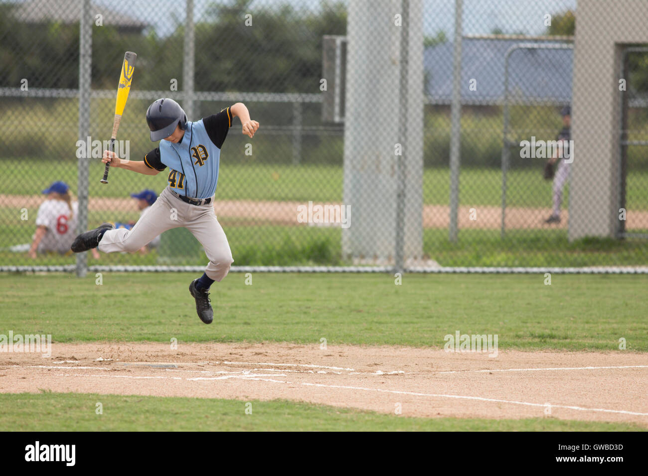 Ein Teenager weicht einen eigensinnigen Pitch während an bat bei einem Baseball-Spiel in Cairns, Australien Stockfoto
