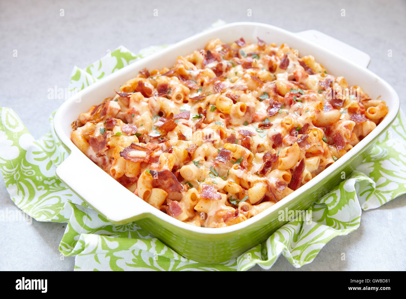 Pasta-Auflauf mit Speck, Schinken, Käse und Tomaten Stockfoto