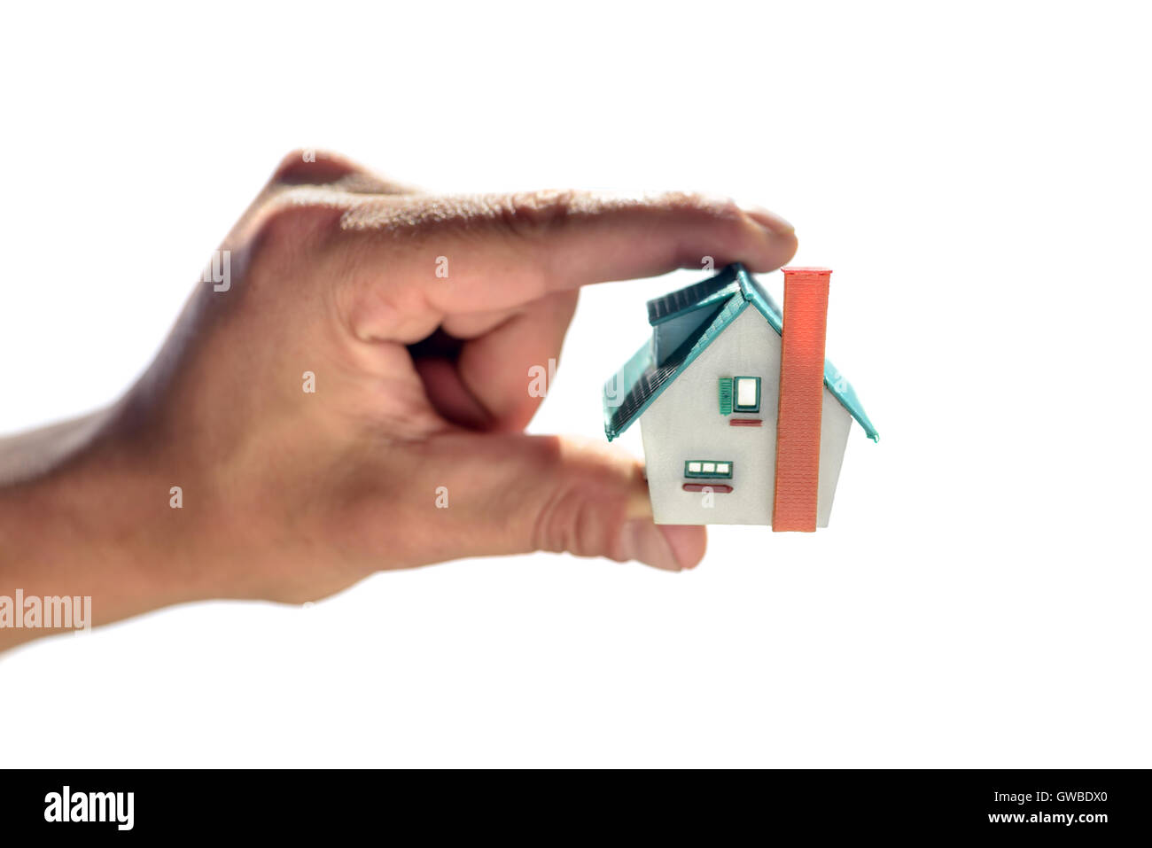 kleines Haus in der Hand des Menschen Stockfoto