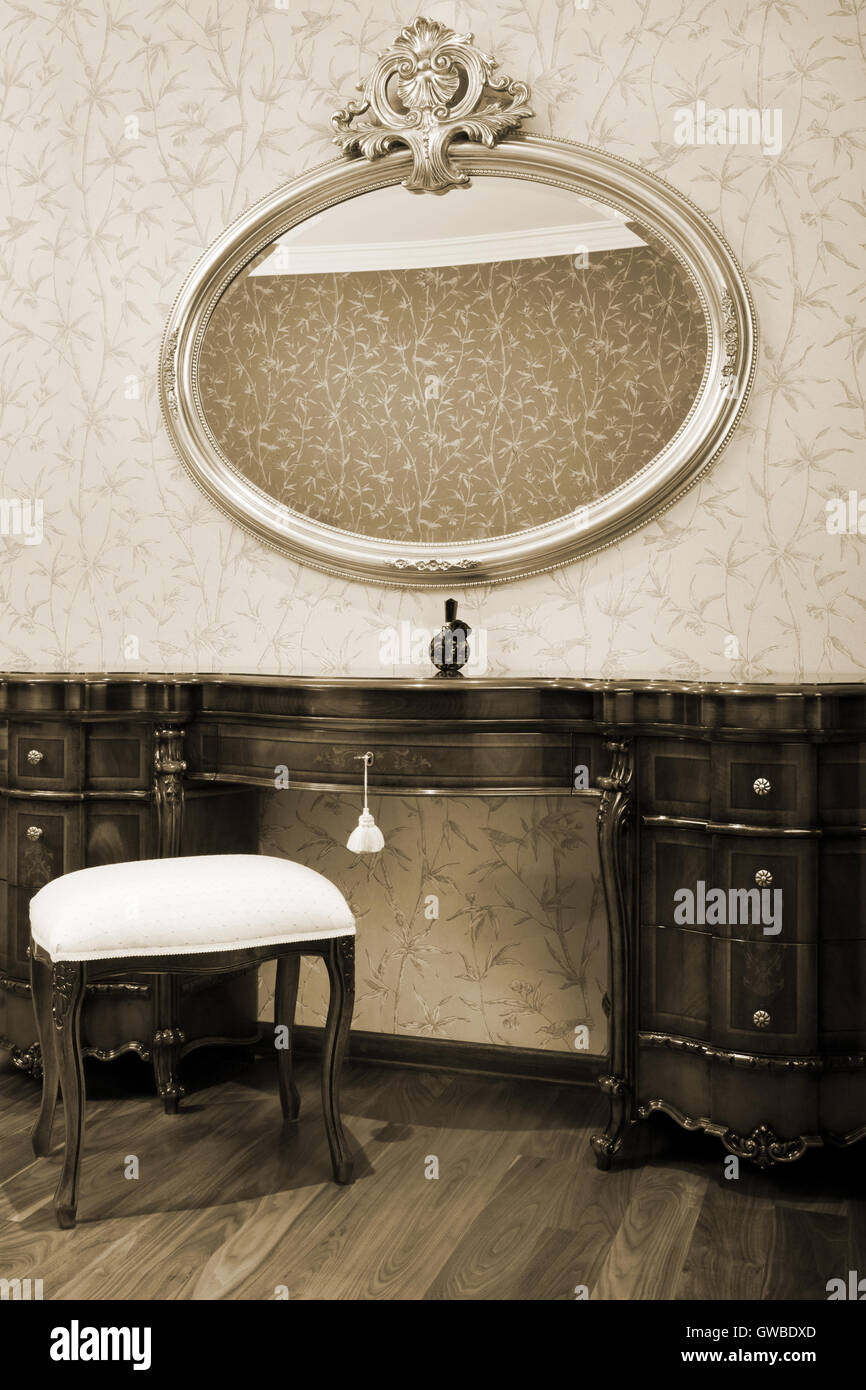Nachttisch und Spiegel in einem modernen Schlafzimmer Stockfoto