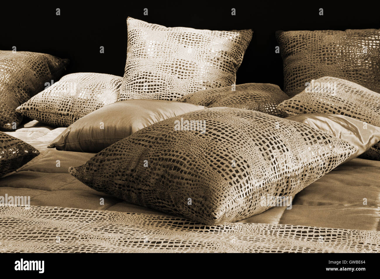 Leder-Kissen auf dem Bett in einem modernen Schlafzimmer Stockfoto