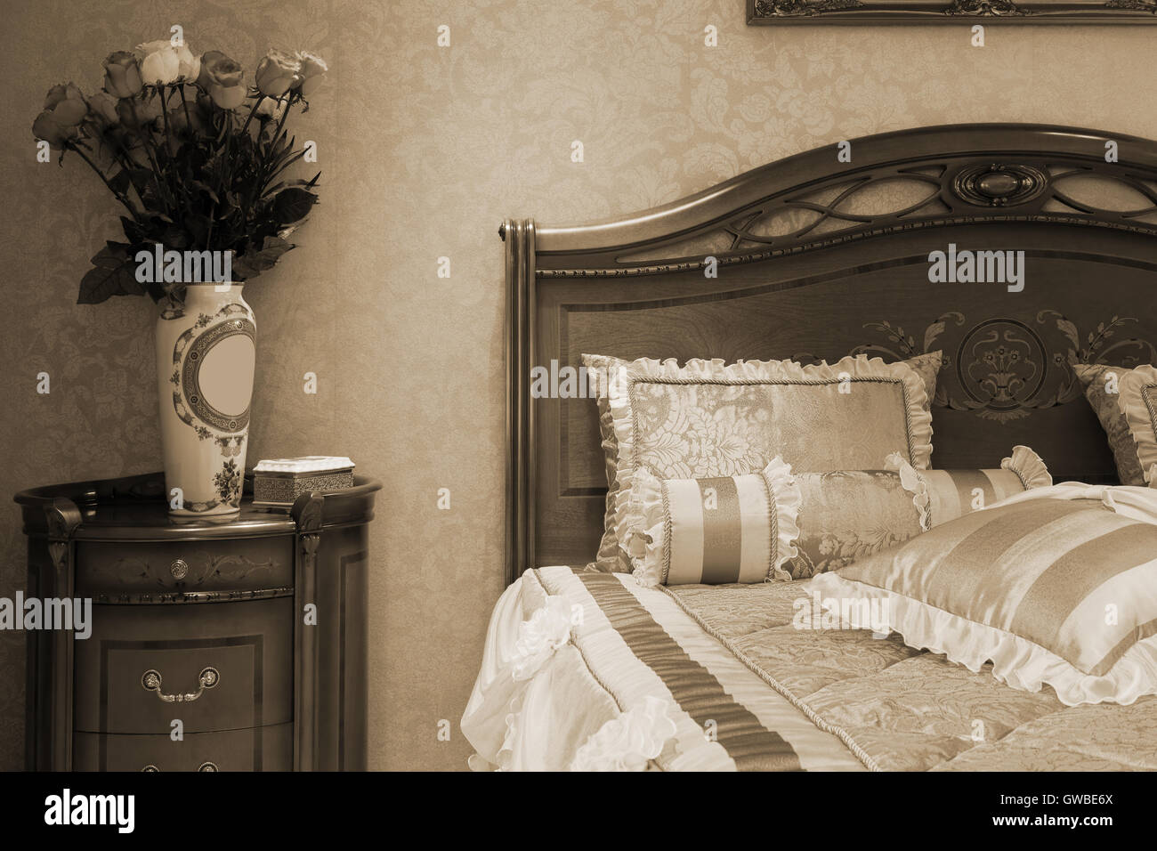 Strauß Rosen aus den Betten in modernen Schlafzimmer Stockfoto