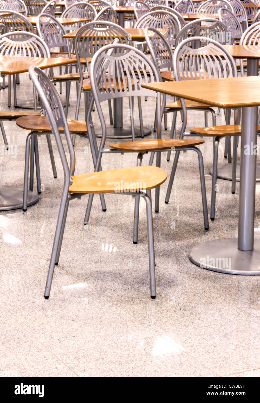 Interieur eines modernen leer Fast Food Café oder Restaurant mit Stühlen, Tischen und Boden der Stein die Reflexionen. Stockfoto