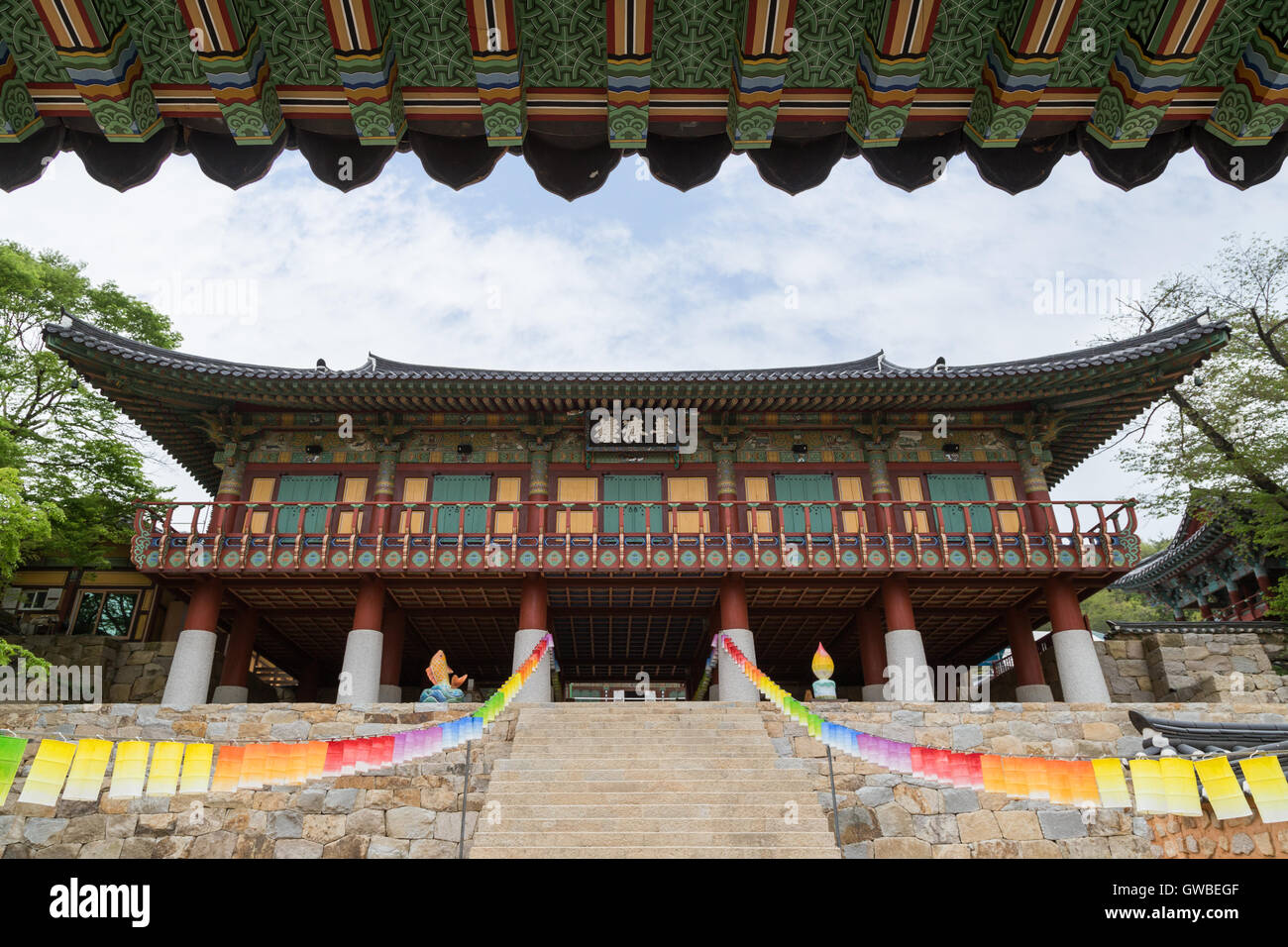Dach und bunten Laternen im Bojeru-Pavillon auf der Beomeosa Tempel in Busan, Südkorea, betrachtet von vorne und unten. Stockfoto
