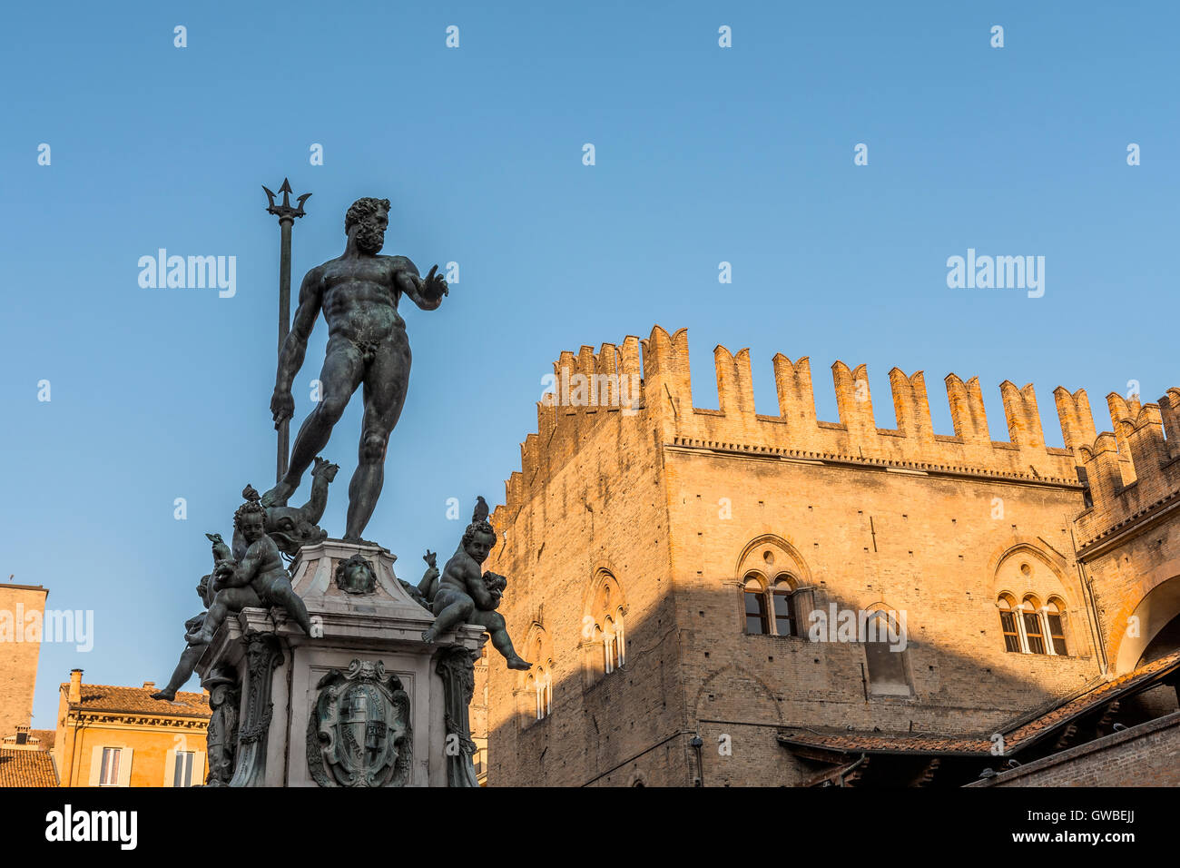 Neptun-Statue und Piazza Maggiore in Bologna, Italien. Stockfoto