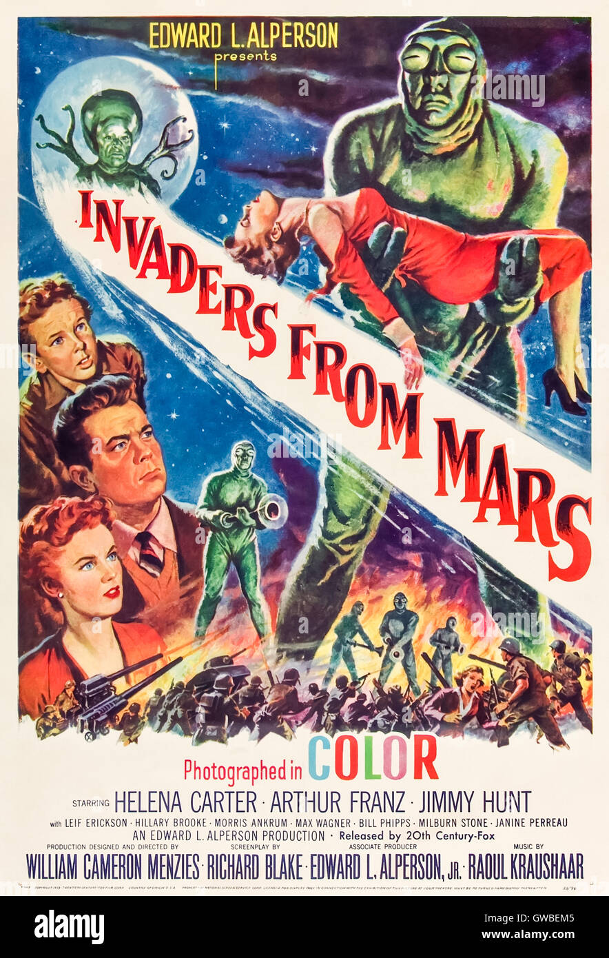 Invaders from Mars (1953) unter der Regie von William Cameron Menzies und Darsteller Helena Carter, Arthur Franz und Jimmy Hunt. Mars Invasoren landen und starten, über den Köpfen der Menschen zu nehmen. Stockfoto