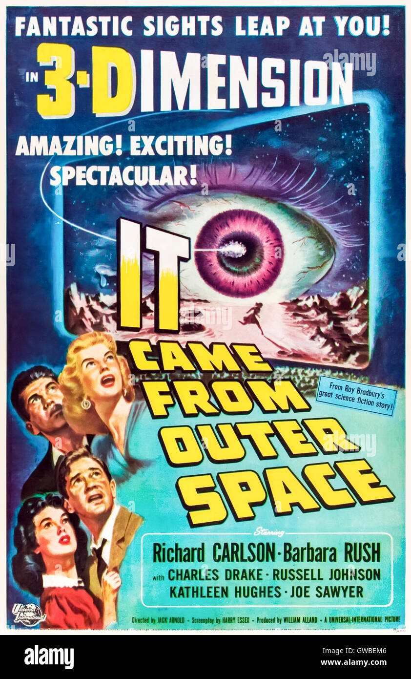 Es kam aus dem Outer Space (1953) unter der Regie von Jack Arnold mit Richard Carlson, Barbara Rush und Charles Drake in den Hauptrollen. Ein außerirdisches Raumschiff stürzt ab, und die Menschen in einer nahegelegenen Stadt fangen an, sich eigenartig zu verhalten. Stockfoto
