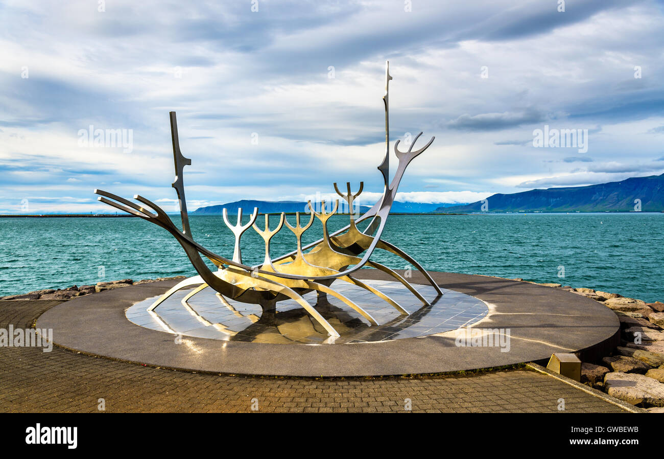 Sun Voyager Bildhauerei an der Küste von Reykjavik - Island Stockfoto