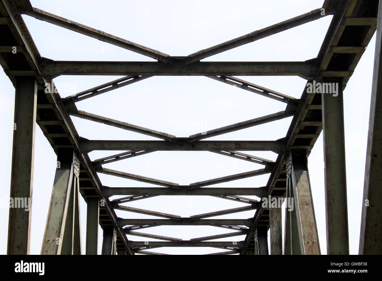 Stahlkonstruktion der alten Eisenbahnbrücke Stockfoto