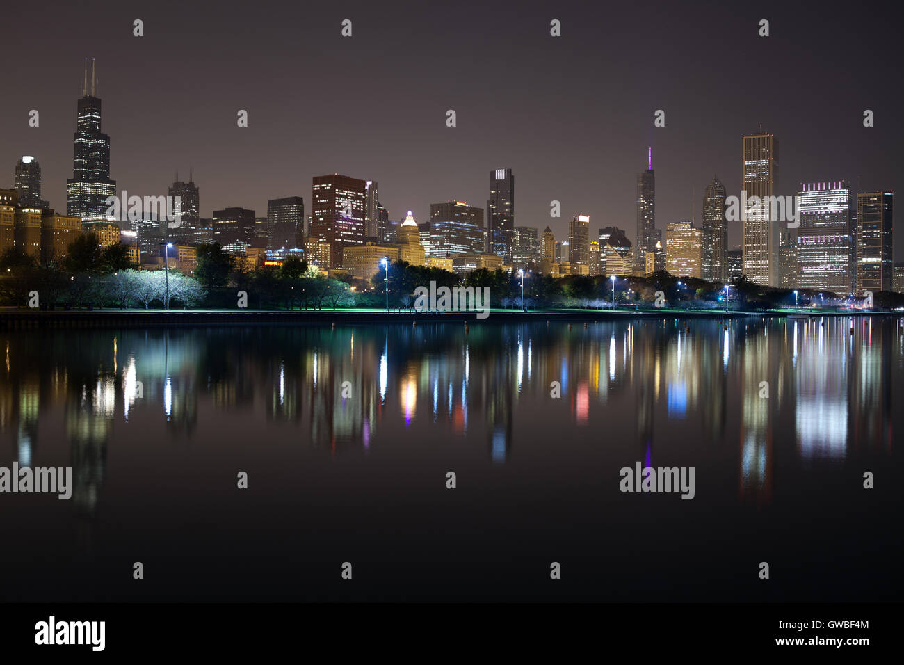 Skyline von Chicago. Bild von Chicago Skyline bei Nacht mit Reflexion auf die Lichter der Stadt im Lake Michigan. Stockfoto