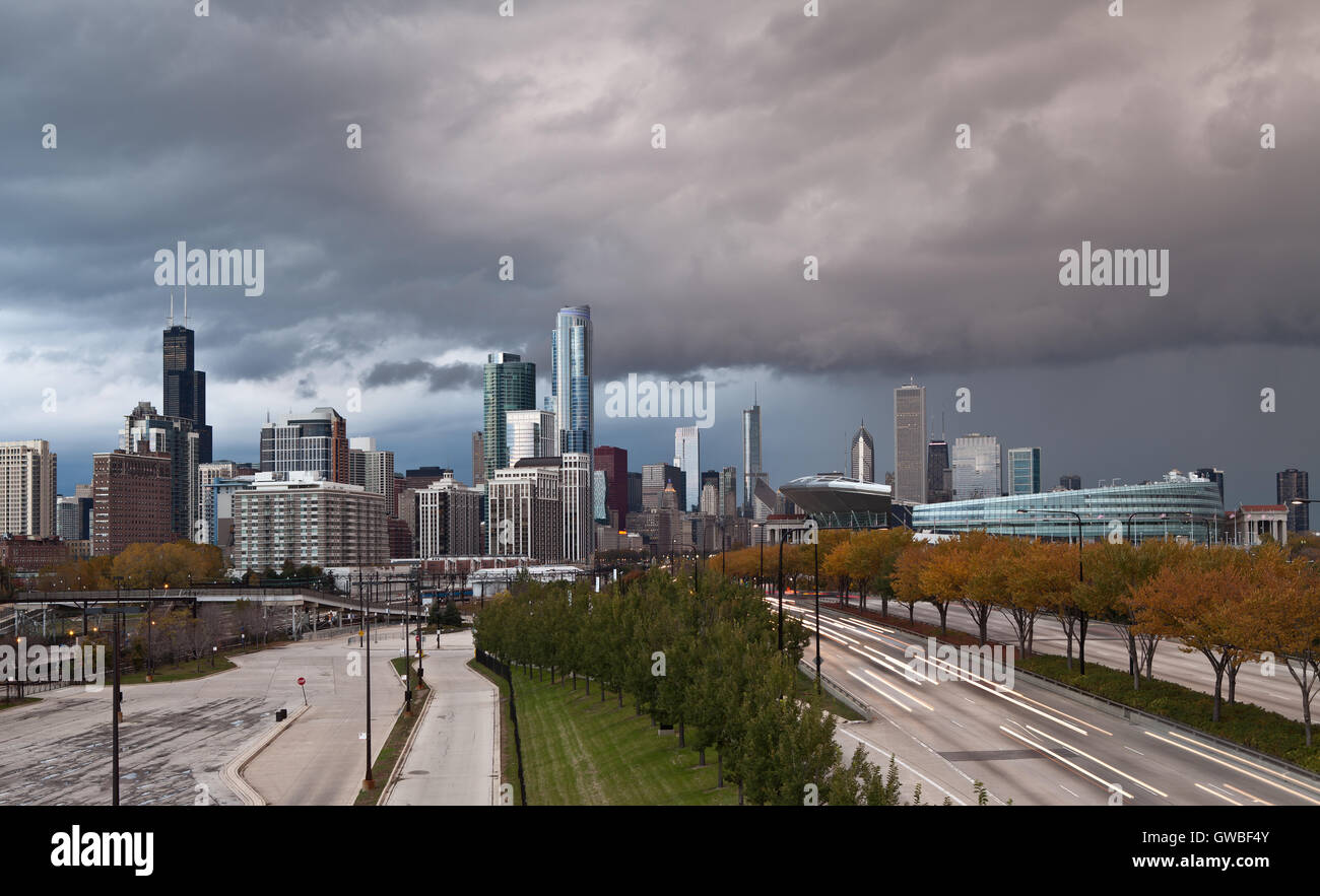 Stadt von Chicago. Bild von Chicago downtown mit dramatischen Himmel. Stockfoto