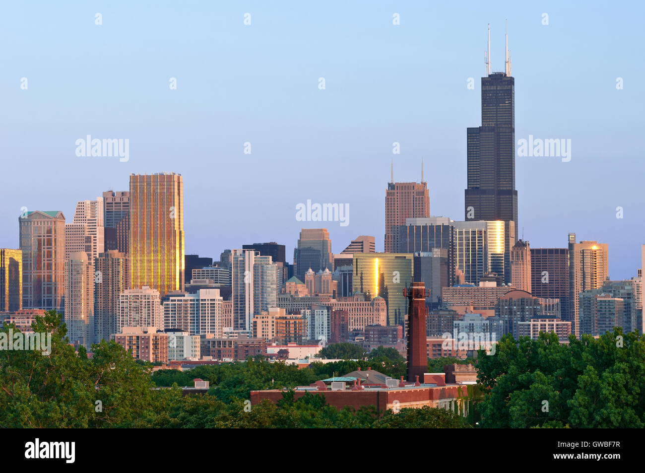 Stadt von Chicago. Luftaufnahme von Chicago downtown bei Sonnenuntergang von hoch oben. Stockfoto