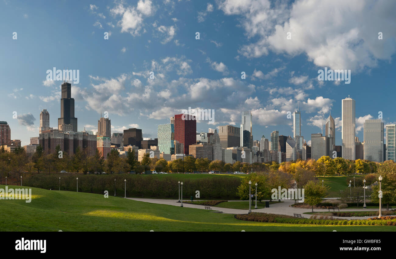 Stadt von Chicago. Bild der Skyline von Chicago Innenstadt und Park bei Sonnenuntergang. Stockfoto