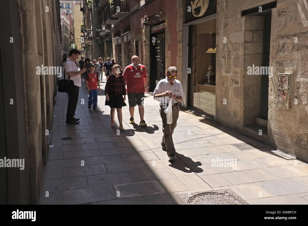Touristen und Einheimische in Barcelona. Stockfoto