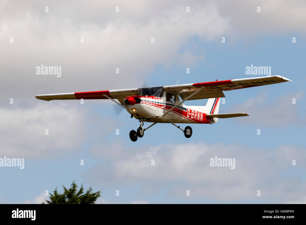 Cessna 152 G-BRNN im Flug landet auf dem Netherthorpe Flugplatz Stockfoto