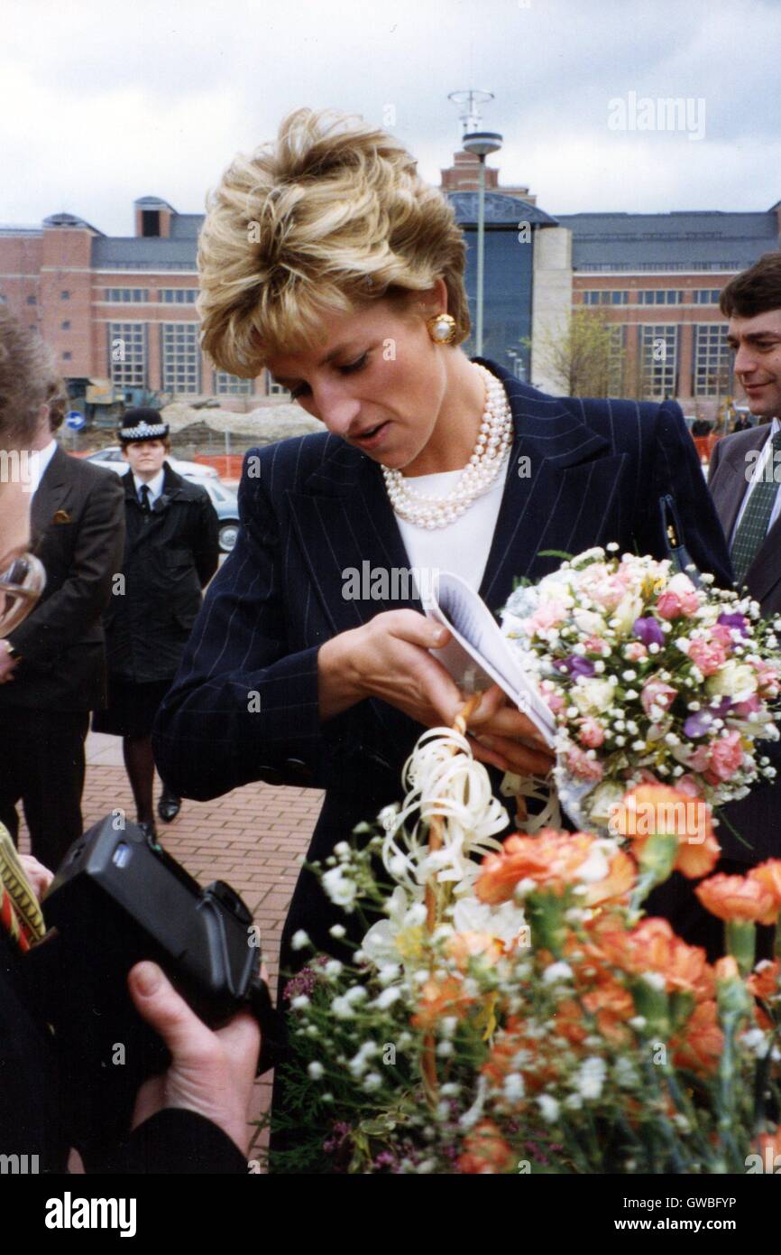 Prinzessin Diana besucht West Yorkshire Playhouse Theatre, Leeds April 1993 Stockfoto