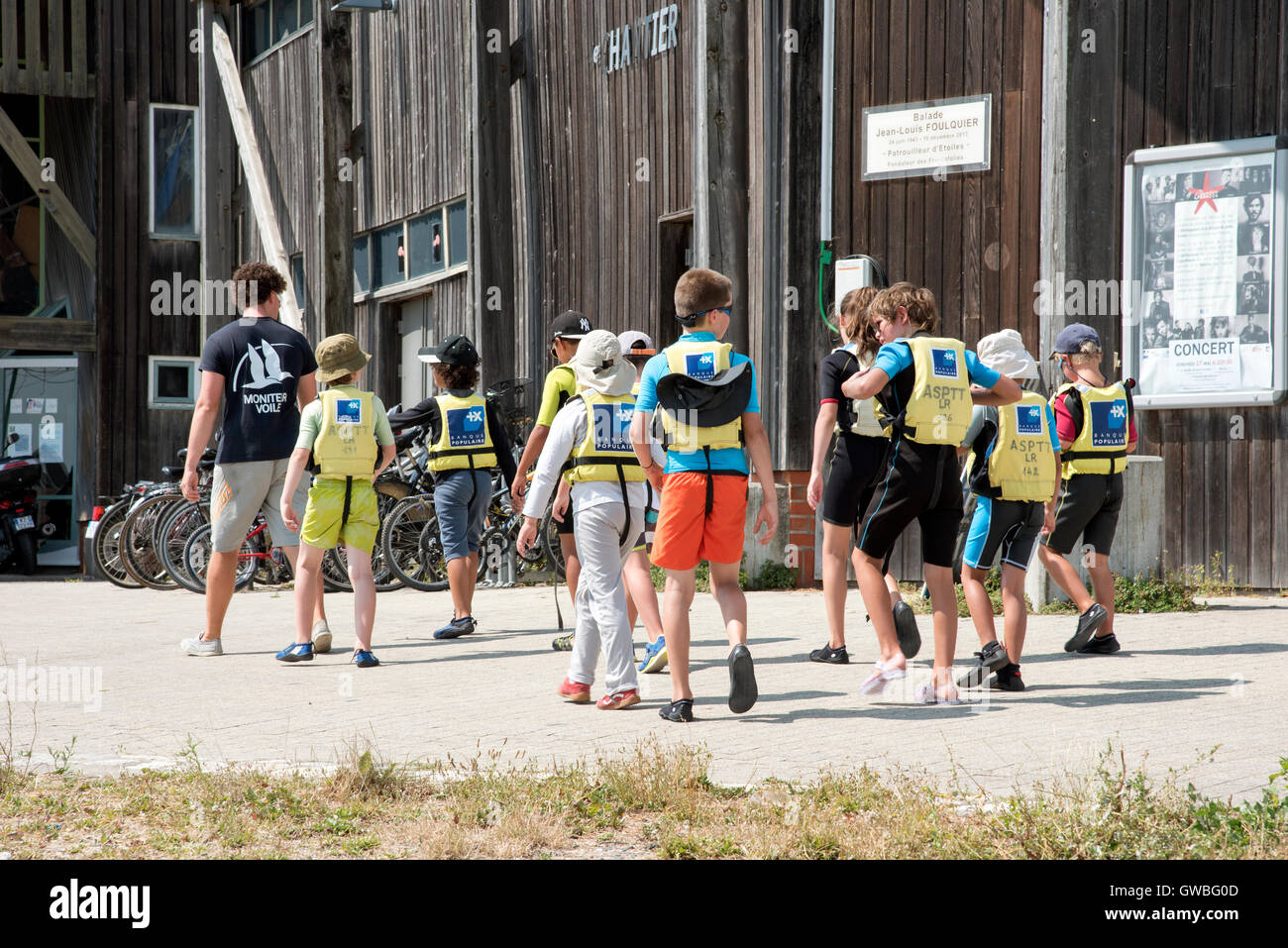 Segelschule in La Rochelle Südwestfrankreich - gehen junge Menschen tragen Schwimmwesten zu einer Lektion in La Rochelle Stockfoto