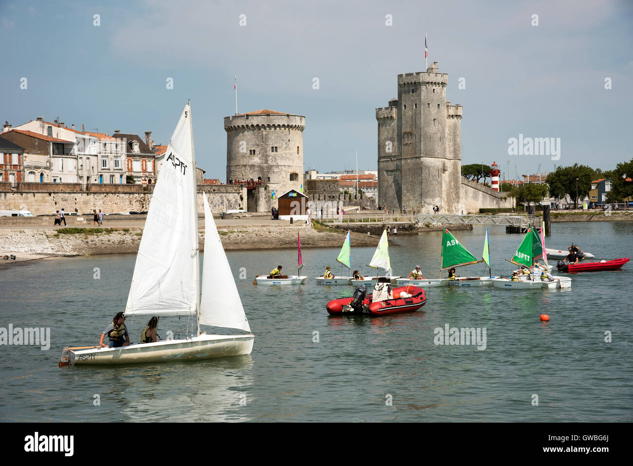 Segelschule in La Rochelle Südwestfrankreich - junge Menschen, die im Hafen von La Rochelle einen französischen Hafen Segeln lernen Stockfoto