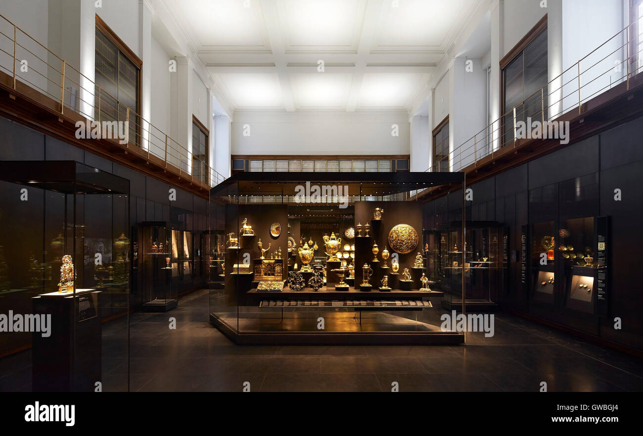 Blick durch doppelte Höhe Ausstellungsfläche. Waddesdon Vermächtnis Galerie im British Museum, London, Vereinigtes Königreich. Architekt: Stanton Williams, 2015. Stockfoto