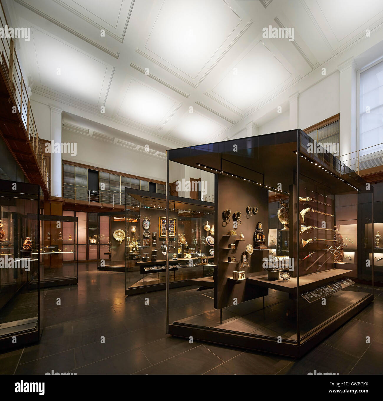Gesamtansicht mit Artefcat zeigt. Waddesdon Vermächtnis Galerie im British Museum, London, Vereinigtes Königreich. Architekt: Stanton Williams, 2015. Stockfoto