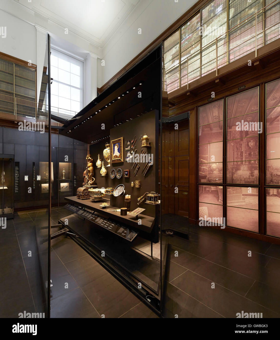 Rautenförmigen Schaufenster im Galerieraum. Waddesdon Vermächtnis Galerie im British Museum, London, Vereinigtes Königreich. Architekt: Stanton Stockfoto