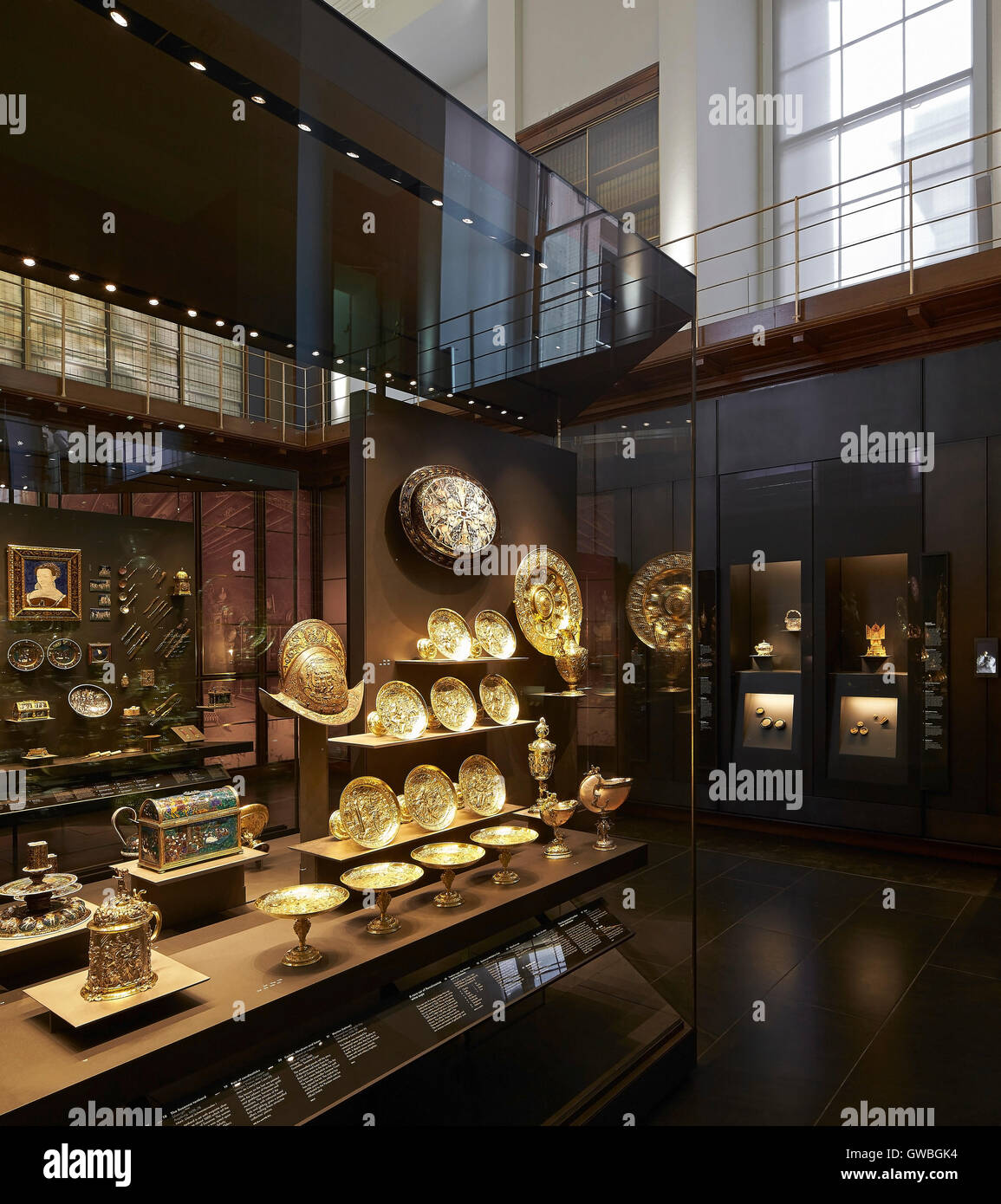 Platten, Tazzas und Sarg in freistehende Vitrine. Waddesdon Vermächtnis Galerie im British Museum, London, Vereinigtes Königreich. Architekt: Stanton Williams, 2015. Stockfoto