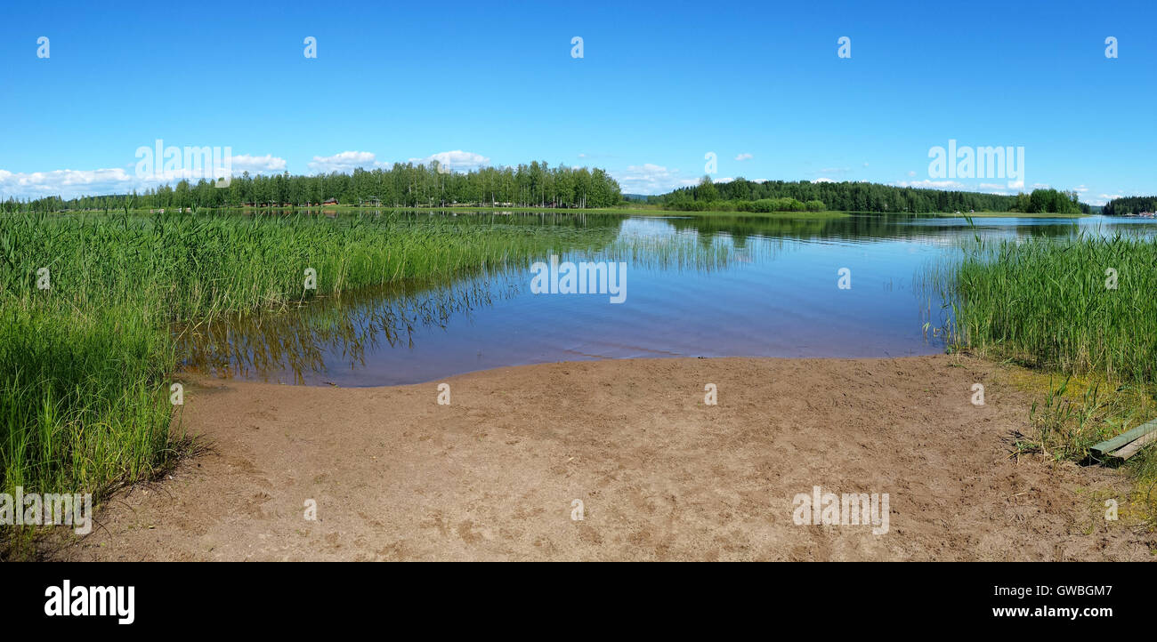 Kleiner Sandstrand im Sommer in Finnland Stockfoto