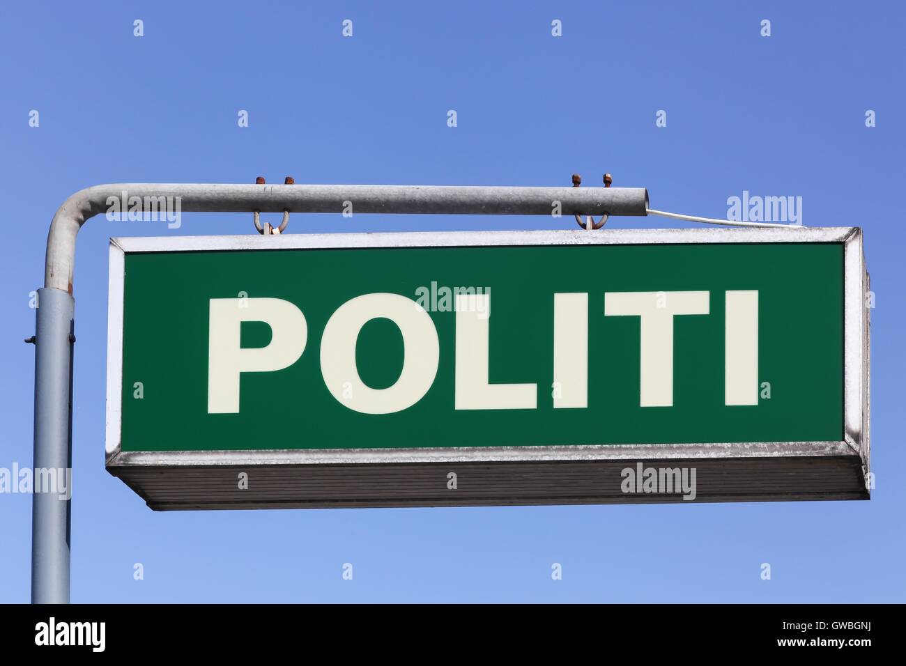 Dänische Polizei melden Sie an einem Mast Stockfoto