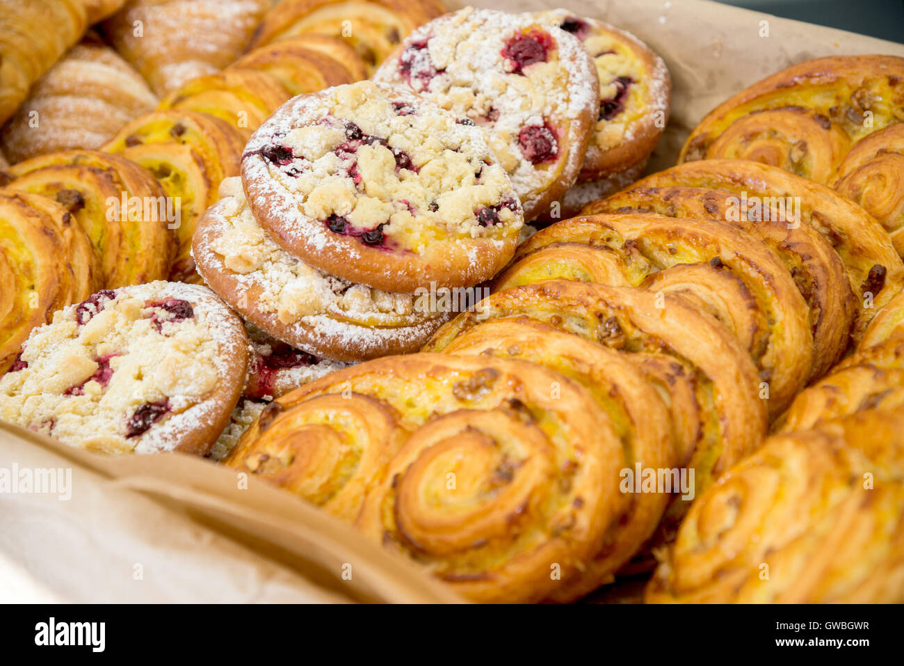 der frisch gebackene Kekse flauschige Croissants Gebäck Stockfoto