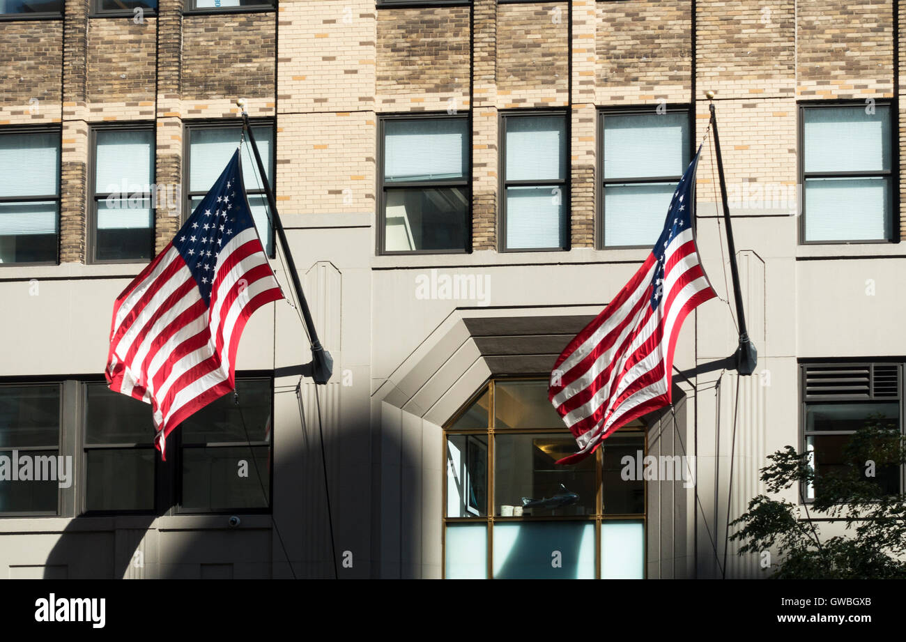 Zwei USA-Flaggen außerhalb des Gebäudes Stockfoto