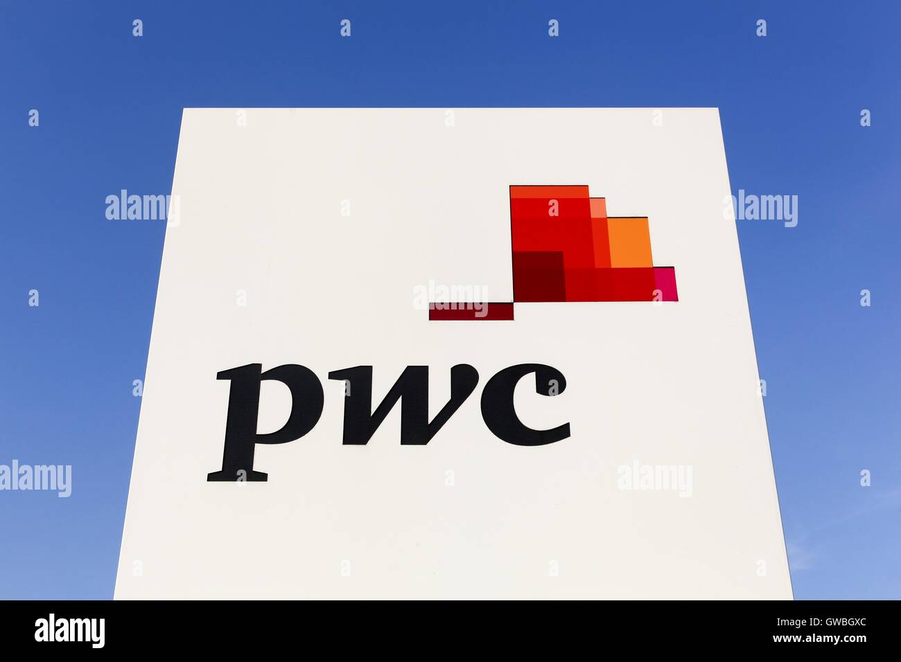 PWC-Logo an der Wand Stockfoto