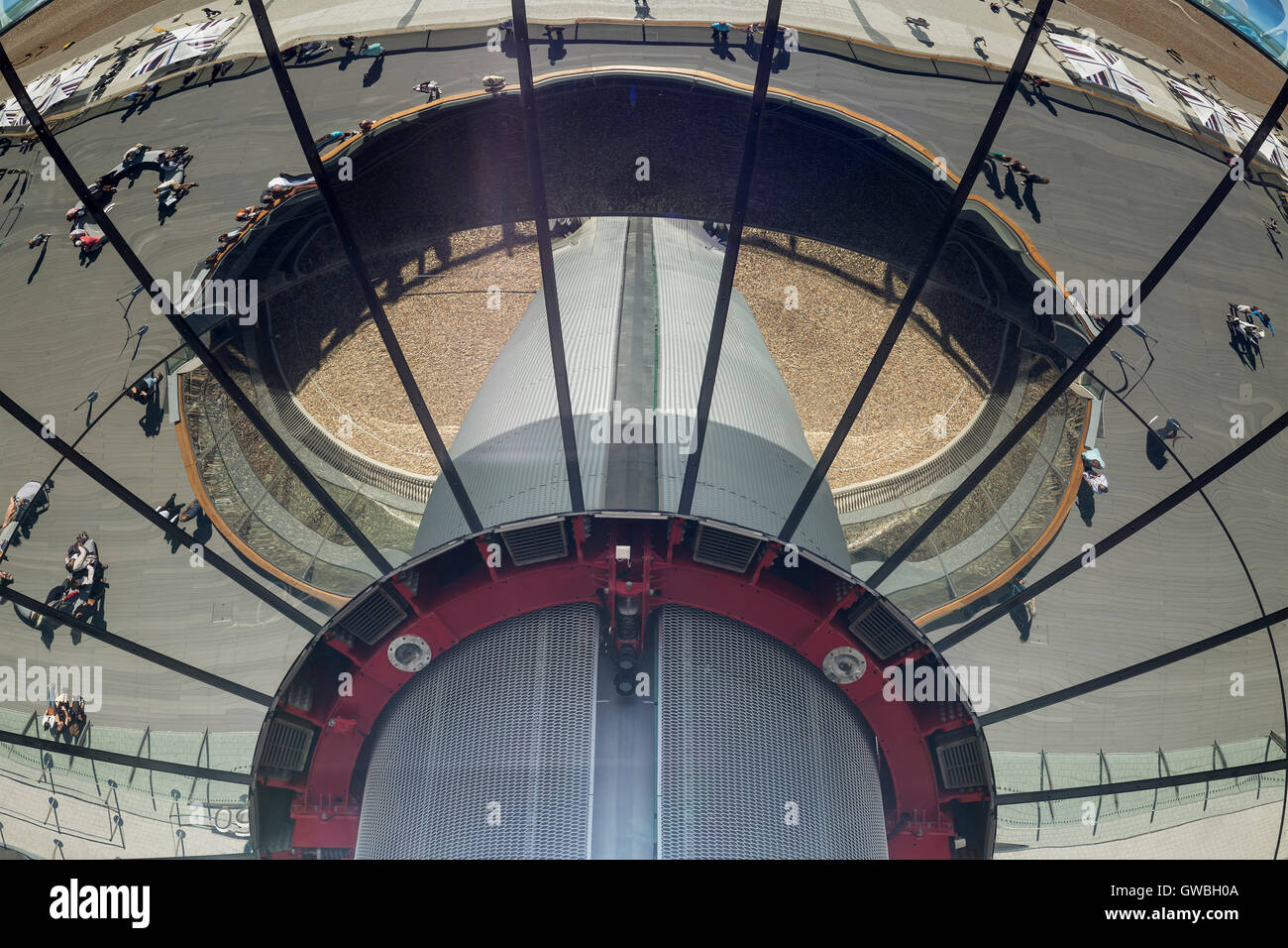 Detailansicht der i360 Pod von unterhalb. I360, Brighton, Vereinigtes Königreich. Architekt: Marks Barfield Architects, 2016. Stockfoto