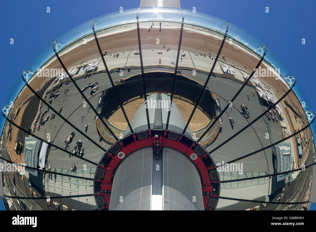 Detailansicht der i360 Pod von unterhalb. I360, Brighton, Vereinigtes Königreich. Architekt: Marks Barfield Architects, 2016. Stockfoto