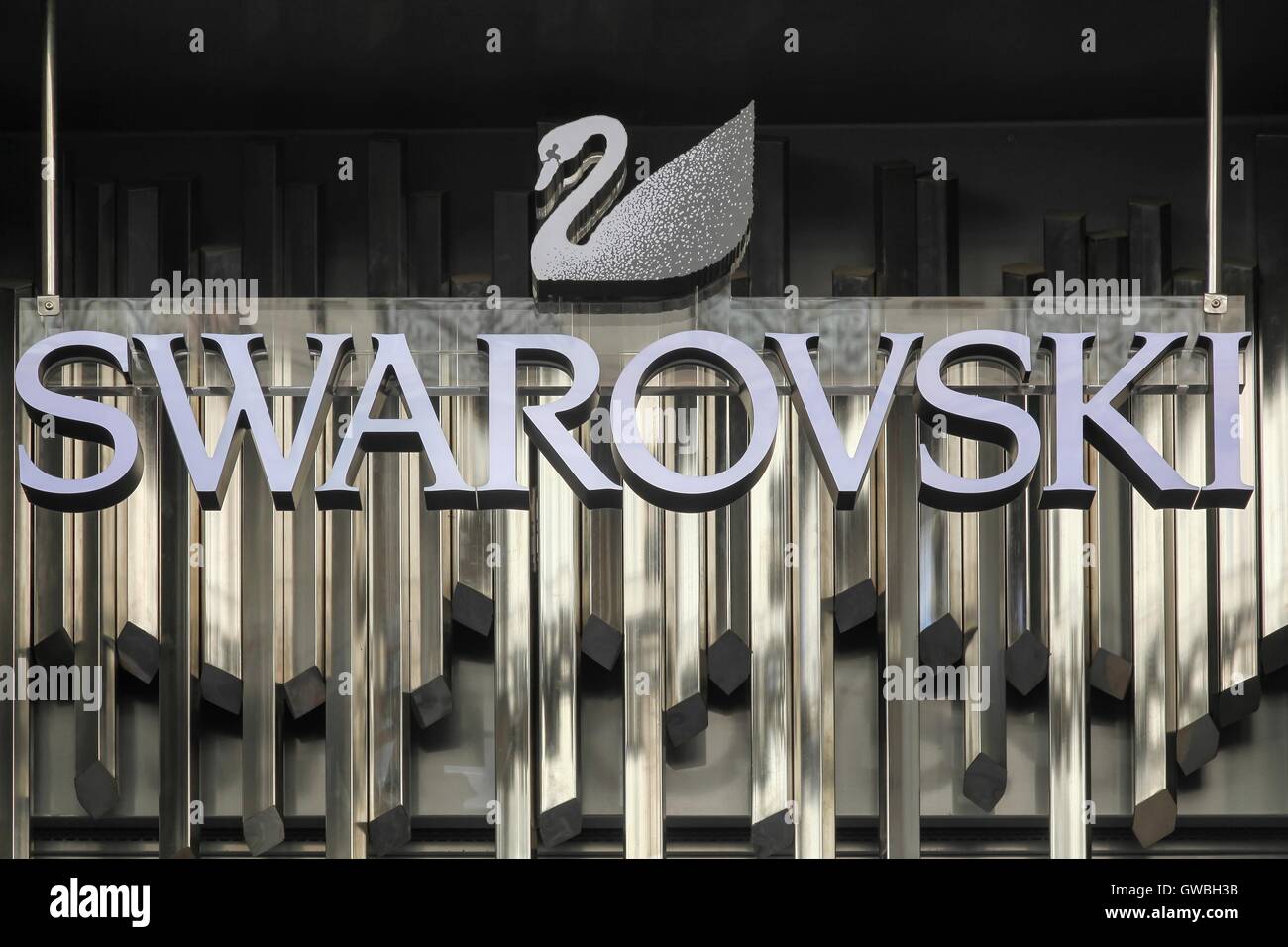Swarovski Logo an der Wand. Swarovski ist ein österreichischer Hersteller von Luxus schneiden Bleiglas, mit Sitz in Wattens, Österreich Stockfoto