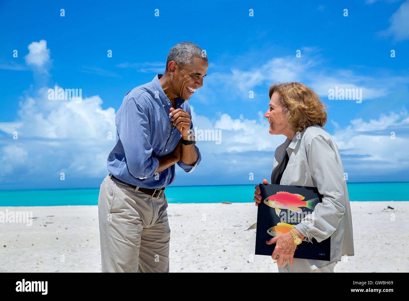 US-Präsident Barack Obama spricht mit Ozeanograph Dr. Sylvia Earle, National Geographic Society Explorer-in-Residence bei einem Besuch in Midway-Atoll 1. September 2016 in Papahanaumokuakea Marine National Monument, nordwestlichen Hawaii-Inseln. Stockfoto