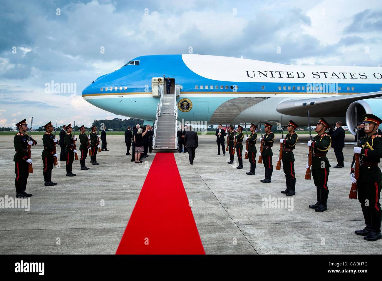 US-Präsident Barack Obama "Wellenlinien" von der Tür der Air Force One vor der Abreise von Laos nach dem ASEAN-Gipfel 8. September 2016 in Vientiane, Laos. Stockfoto