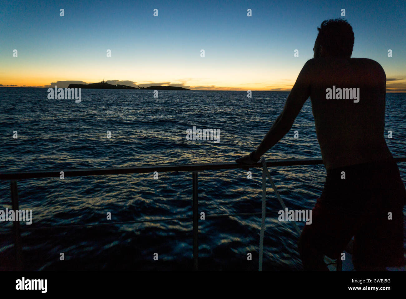 Menschen im Boot auf der Suche nach Santa Barbara Insel, Abrolhos Marine National Park, Bahia, Brasilien, während Sonnenuntergang Stockfoto