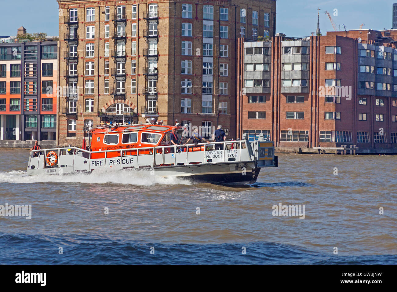 Ein Feuerwehr-Schiff die Londoner Feuerwehr, flussabwärts auf der Themse zu beschleunigen Stockfoto