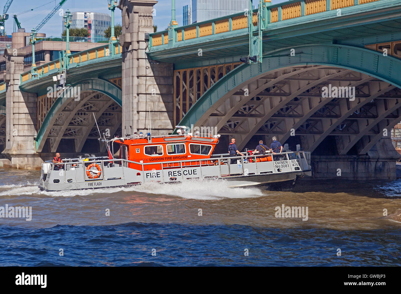 Ein Feuerwehr-Schiff die Londoner Feuerwehr, beschleunigen stromabwärts unter Southwark Bridge Stockfoto