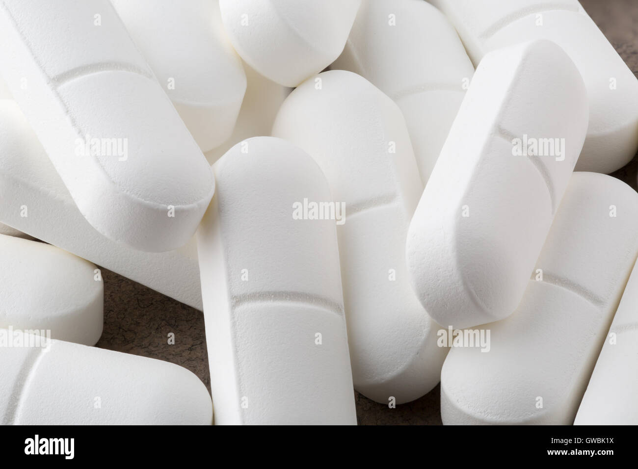 Haufen von Antibiotika weißen Pillen. Closeup Stockfoto