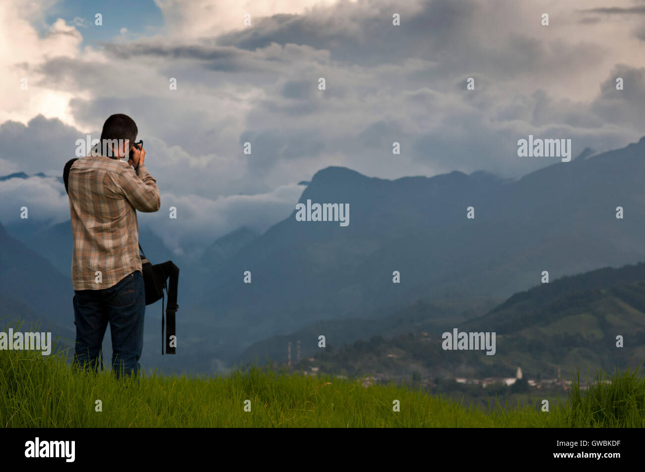 Ein Tourist fotografieren die bergige Landschaft des Nationalparks Los Nevados, Kolumbien. Das Los Nevados nationaler Natur Stockfoto