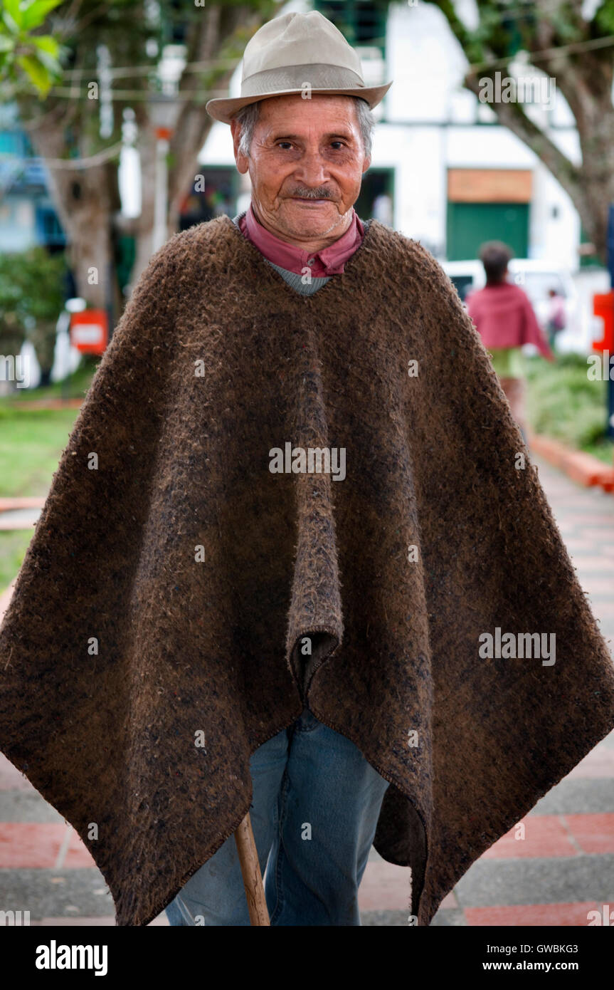 Ein Mann gekleidet in typischen Poncho aus der Gegend. Zentraler Platz von  Finlandia. Quindio, Kolumbien. Finlandia, ist eine politische Gemeinde des  Kaffee-Dreiecks. Kolumbianischen Kaffee wachsenden Achse. Die  kolumbianische Kaffee Region, auch bekannt