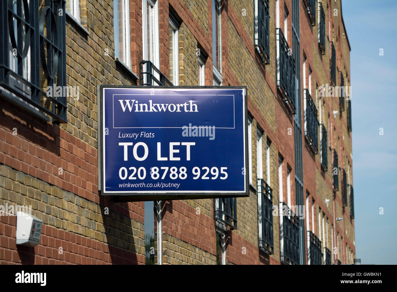 Luxuswohnungen lassen Sie Zeichen von Maklern Winkworth, neben dem Fluss Quartier in Wandsworth, London, england Stockfoto